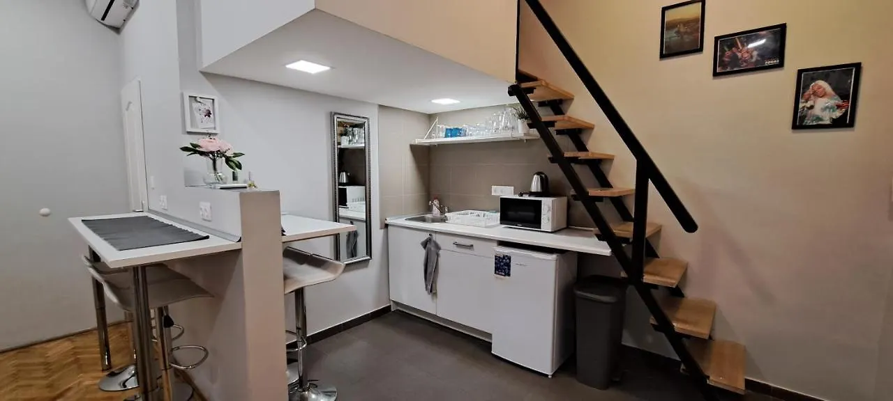 6-Pack Apartment In The Party District Budapest 0*,  Hungría